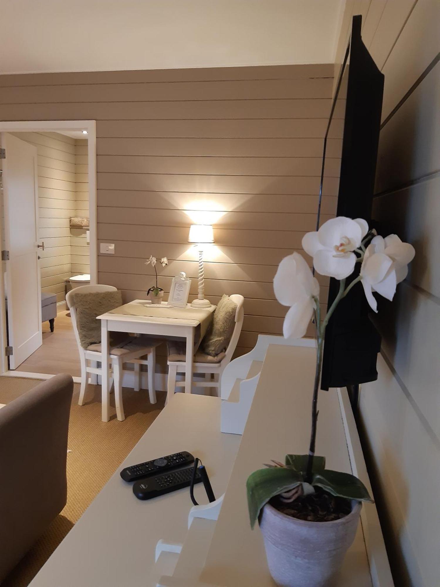 Casa-Cosi, Tourist & Business Suites & Flats With Reserved Parking And Private Terraces In Shared Garden With Seasonal Pool Included, Private Sauna Available Lokeren Eksteriør bilde